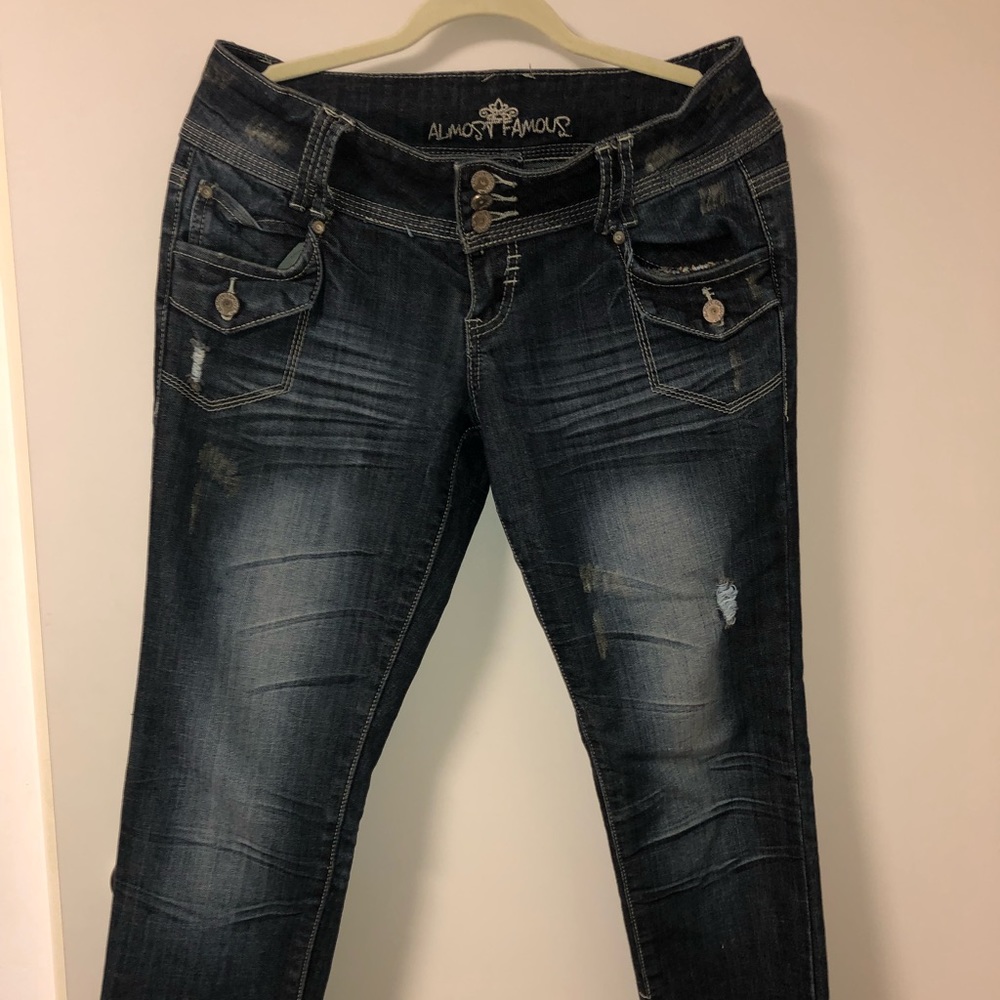 💵 Almost Famous jeans size 11